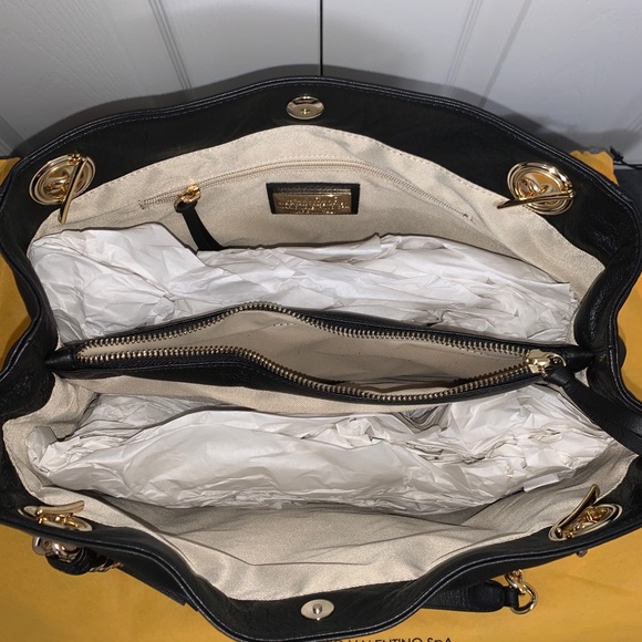 Valentino by Mario Valentino Black soft leather shoulder bag. - Picture 7 of 13